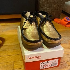 Clarks original wallabies gold with black trim. Size 9.5